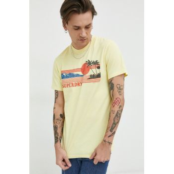 Superdry tricou barbati, culoarea galben, cu imprimeu