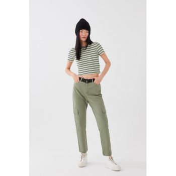 Pantaloni cargo cu o curea