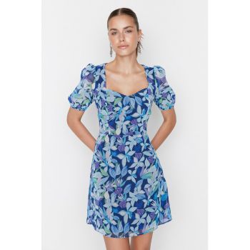 Rochie cu model floral si decupaj pe partea din spate