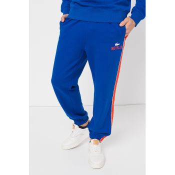 Pantaloni sport cu benzi laterale contrastante la reducere