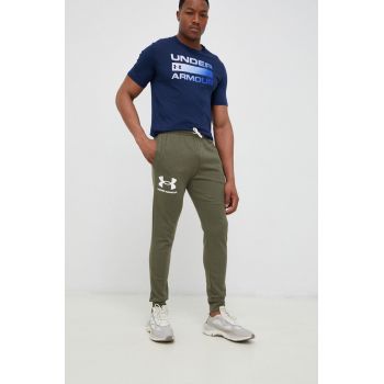 Under Armour pantaloni barbati, culoarea verde, neted 1361642-001 de firma originali