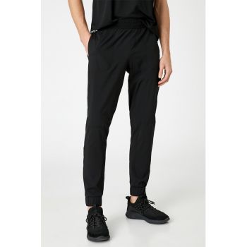 Pantaloni sport cu talie ajustabila