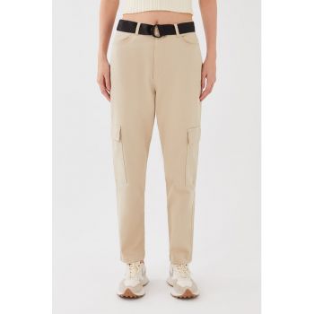 Pantaloni cargo cu o curea
