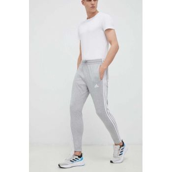 adidas pantaloni de antrenament Essentials culoarea gri, melanj IC0046 de firma originali