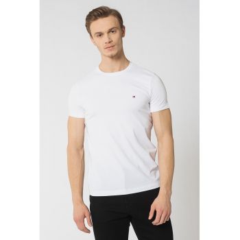 Tricou slim fit cu decolteu la baza gatului la reducere