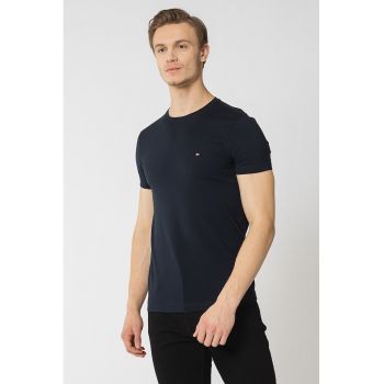 Tricou slim fit cu decolteu la baza gatului la reducere