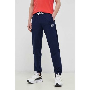 EA7 Emporio Armani pantaloni de trening din bumbac culoarea albastru marin, cu imprimeu