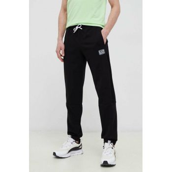 EA7 Emporio Armani pantaloni de trening din bumbac culoarea negru, cu imprimeu