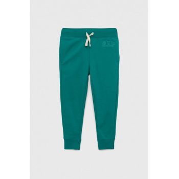 GAP pantaloni de trening pentru copii culoarea verde, cu imprimeu ieftini
