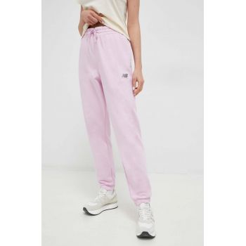 New Balance pantaloni de trening culoarea roz, cu imprimeu ieftin