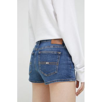 Tommy Jeans pantaloni scurti jeans femei, culoarea albastru marin, neted, medium waist ieftini