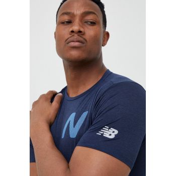 New Balance tricou de alergare Impact culoarea albastru marin, cu imprimeu de firma original