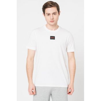 Tricou cu decolteu la baza gatului si logo