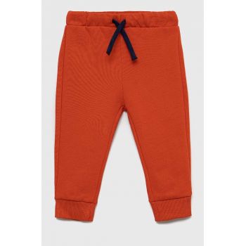 United Colors of Benetton pantaloni de trening din bumbac pentru copii culoarea rosu, neted de firma originali
