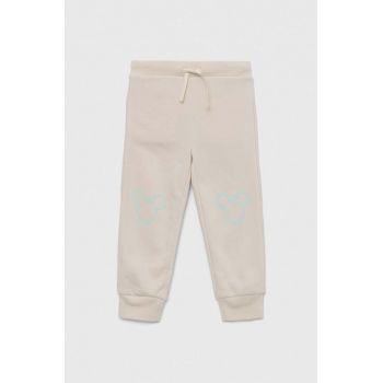 GAP pantaloni de trening pentru copii x Disney culoarea bej, cu imprimeu de firma originali