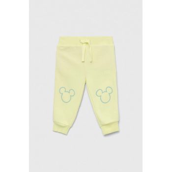 GAP pantaloni de trening pentru copii x Disney culoarea galben, cu imprimeu