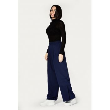 Pantaloni cu croiala ampla si buzunare laterale