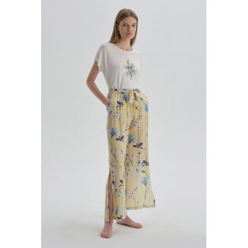 Pantaloni de pijama cu model floral si slituri laterale la reducere