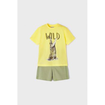 Set de pantaloni scurti si tricou cu imprimeu
