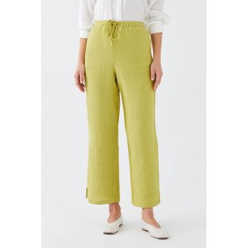 Pantaloni crop cu croiala ampla