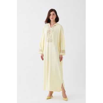 Caftan cu detalii brodate