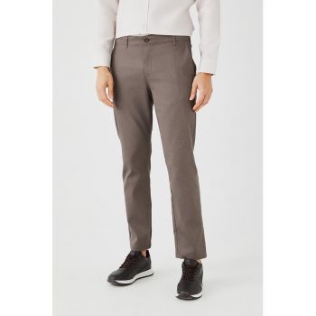 Pantaloni chino cu croiala conica si talie medie