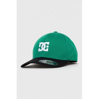 DC șapcă culoarea verde, neted ieftina