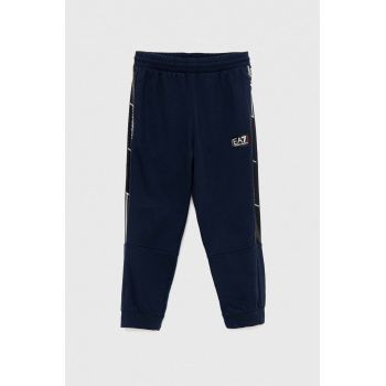 EA7 Emporio Armani pantaloni de trening din bumbac pentru copii culoarea albastru marin, cu imprimeu