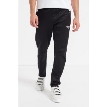Pantaloni sport cu benzi laterale contrastante