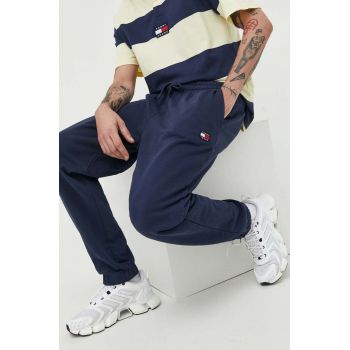 Tommy Jeans pantaloni de trening din bumbac barbati, culoarea albastru marin, neted la reducere