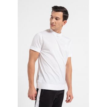 Tricou din bumbac cu aplicatie logo pe piept