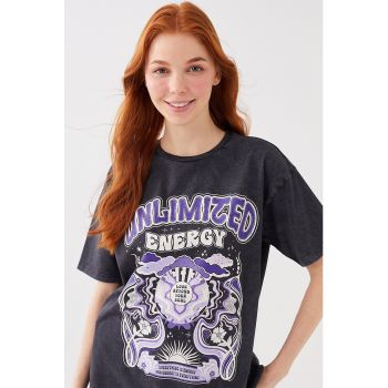 Tricou cu decolteu la baza gatului si aspect uzat