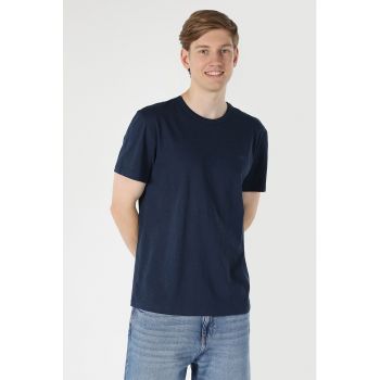 Tricou cu decolteu la baza gatului si logo discret