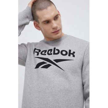 Reebok bluza barbati, culoarea gri, cu imprimeu ieftin