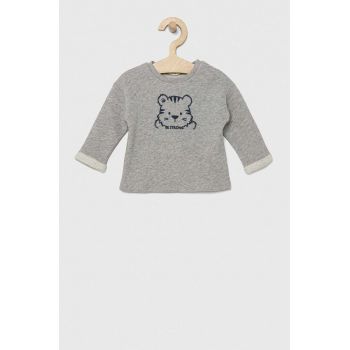 United Colors of Benetton longsleeve din bumbac pentru bebeluși culoarea gri ieftin