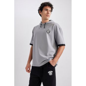 Tricou cu imprimeu si gluga