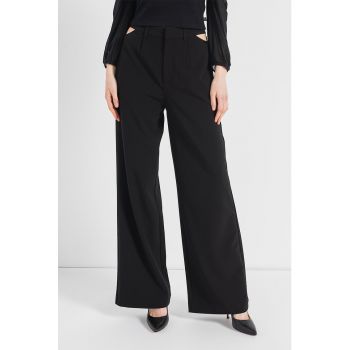 Pantaloni cu croiala ampla si decupaje