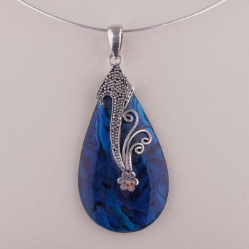 Pandant oval din scoica naturala paua shell albastra si decoratiune florala din argint 925