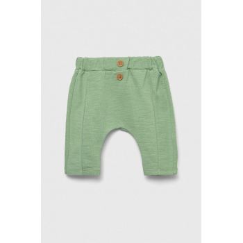 United Colors of Benetton pantaloni de trening din bumbac pentru bebeluși culoarea verde, neted ieftini