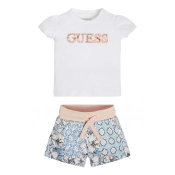 Set de tricou cu decolteu la baza gatului si pantaloni scurti cu imprimeu