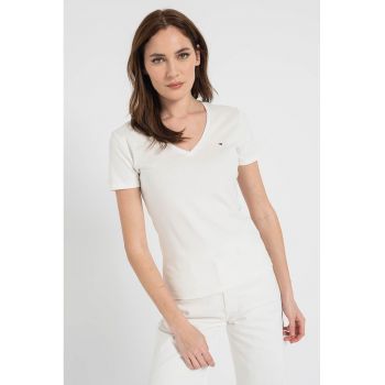 Tricou slim fit de bumbac organic cu decolteu in V ieftin