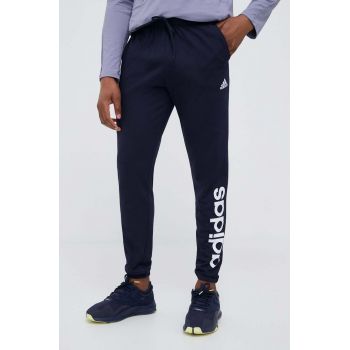 adidas pantaloni de antrenament Essentials culoarea albastru marin, cu imprimeu de firma originali