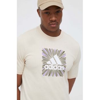 adidas tricou barbati, culoarea bej, cu imprimeu de firma original