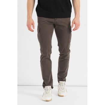 Pantaloni cargo cu buzunare oblice