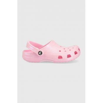 Crocs slapi copii CLASSIC GLITTER CLOG culoarea roz ieftini