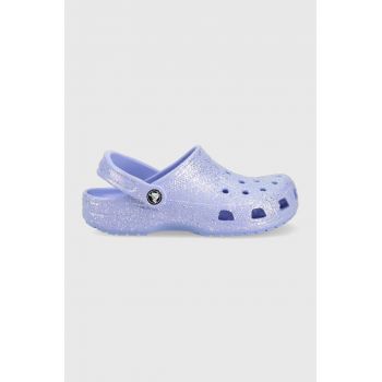 Crocs slapi copii CLASSIC GLITTER CLOG culoarea violet ieftini