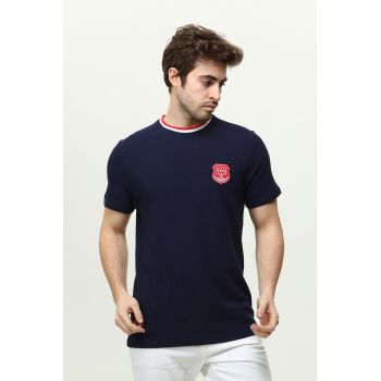 Tricou cu logo brodat si decolteu la baza gatului