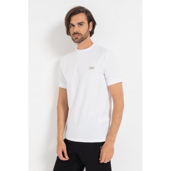 Tricou cu decolteu la baza gatului si aplicatie logo
