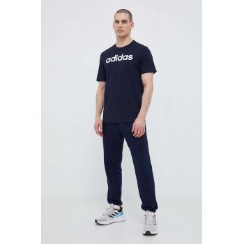 adidas tricou din bumbac culoarea bleumarin, cu imprimeu IC9275 ieftin