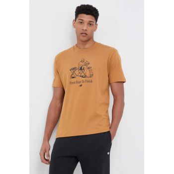 New Balance tricou din bumbac culoarea maro, cu imprimeu de firma original